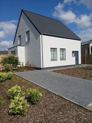 Volledig gerenoveerde woning met 2 slaapkamers.
Zowel het centrum als de E34 zijn zeer vlot bereikbaar.

De woning omvat op het gelijkvloers een ruime open keuken met leefruimte, een apart toilet en een berging met douche.
Op de verdieping zijn er 2 ruime slaapkamers, een berging en een badkamer met bad en toilet.
De woning beschikt over een gezellig tuin, een grote oprit en een tuinberging.

Bijzonderheden:
- Gunstig EPC
- Beschikbaar 1/4/2026
- Tuinonderhoud is inbegrepen in de huurprijs
- Praktische kelder aan de keuken
