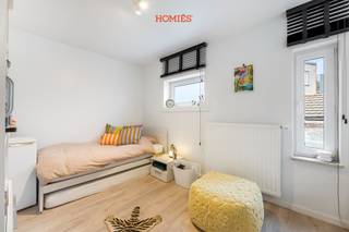 In de uiterst strategisch gelegen Naamsestraat bieden we jullie dit recent gerenoveerde studentengebouw met statige gevel aan. Het pand werd verbouwd met een stedenbouwkundige vergunning en beschikt over een conformiteitsattest. Dankzij de kwalitatieve materiaalkeuze en doordachte indeling is deze residentie future-proof en voldoet ze aan alle noden van de moderne student. De uiterst centrale ligging nabij de faculteiten, het historische centrum, winkels, sportfaciliteiten, … zorgt ervoor dat leegstand vrijwel uitgesloten is. Het gebouw omvat 9 volledig gemeubelde studentenkamers, elk met eigen sanitair (wastafel, douche en toilet), afgestemd op de wensen van zowel huidige als toekomstige bewoners. Op de gelijkvloerse verdieping bevindt zich een mooie gemeenschappelijke ruimte met geïnstalleerde keuken en aansluitende stadskoer. Extra troeven: inpandige fietsenstalling, brandcentrale, volledig PID-dossier en alle conforme attesten beschikbaar, … De huurcontracten lopen over 12 maanden. Jaarlijkse geprojecteerde netto-opbrengst: €58.320 (met het opwaarts potentieel). Heb je interesse in een bezoek of wens je meer informatie? Contacteer ons via 016 22 82 22 of info@homies.be. Een aanrader!