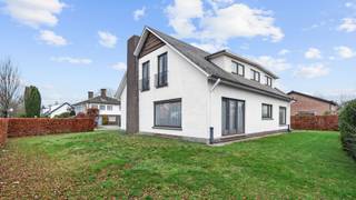 Welkom op de Nobellaan 1, 3500 HasseltDeze charmante woning ligt in een van de meest geliefde, groene wijken van Hasselt en biedt een woonoppervlakte...