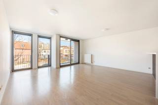 <div>
<section>
<div>
<div>
<div>
<div>
<div>
<div>
<p>Dit verzorgd appartement is rustig gelegen in Mortsel en biedt een aangename combinatie van licht, ruimte en comfort, met alle voorzieningen binnen handbereik.</p>
<p>Bij het binnenkomen kom je in een inkomhal met ruimte voor een vestiaire of zitbank. De lichtrijke leefruimte met open keuken vormt een harmonieus geheel, waarbij de keuken naadloos geïntegreerd is in de ruimte. De open keuken is ruim opgevat, voorzien van alle comfort en uitgerust met een groot werkblad, ideaal voor wie graag kookt en leeft in een open, gezellige omgeving. Aansluitend bevindt zich een praktische berging/annex aan de keuken.</p>
<p>Het salon geeft toegang tot het ruime, zonnige terras, waar je de hele namiddag en avond van de zon kan genieten. Van hieruit heb je bovendien een prachtig, open zicht op een speeltuin, wat zorgt voor een bijzonder aangenaam en vrij gevoel.</p>
<p>De badkamer is ruim en beschikt over een baddouche en een dubbele lavabo. Aansluitend bevindt zich een tweede praktische berging met aansluiting voor wasmachine en droogkast, toegankelijk via de badkamer.</p>
<p>Het appartement is gelegen in een doodlopende straat, wat zorgt voor extra rust en weinig verkeer. Toch bevindt het zich vlakbij winkels, openbaar vervoer (tramhalte) en andere voorzieningen. Naast het gebouw is er bovendien een doorgang naar een wandelroute door de natuur, ideaal voor liefhebbers van groen en ontspanning.</p>
<p>Extra troeven zijn de nieuwe condenserende gasketel en de aanwezigheid van een staanplaats in de ondergrondse parkeerruimte (aankoop mogelijk aan € 20.000).</p>
<p>Een ideaal appartement voor wie comfortabel en rustig wil wonen, met een vlotte bereikbaarheid en een mooie, groene omgeving.</p>
</div>
</div>
</div>
</div>
<div></div>
<div>
<div></div>
</div>
</div>
</div>
</section>
</div>
<div></div>