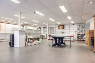 Op zoek naar een <strong>commerciële ruimte met woonruimte </strong>aan? Dan is Dorp West 54, 2070 Zwijndrecht misschien wel iets voor jou.<br />Deze handelszaak is gelegen langs de hoofdbaan van Zwijndrecht en ook nog eens vlakbij het centrum, de winkelstraat en openbaar vervoer. Zoek je een strategische ligging? Dan is deze hier zeker al aanwezig.<br /><br />Op de gelijkvloerse verdieping vinden we de commerciële ruimte van maar liefst <strong>100m2</strong>. Deze is momenteel opgedeeld in een grote ruimte voor kantoor of winkelruimte en heeft nog 4 extra aparte ruimtes die dienst doen als bureau <strong>(6m2),</strong> berging <strong>(5m2)</strong>, toilet en magazijn <strong>(7m2)</strong>. Bij deze commerciële ruimte bevindt zich aansluitend ook nog een grote <strong>garage </strong>van <strong>50m2</strong>. Deze kan ook gebruikt worden als opslagplaats of magazijn. De garage staat in rechtstreeks contact met de commerciële ruimte. <br /><br />Met de trap komen we op de 1e verdieping. Hier vinden we de toegang tot het duplex appartement. De<strong> hal </strong>brengt ons naar de<strong> lichtrijke woonkamer.</strong> Dankzij de grote raampartijen baadt de ruimte in het licht. Vanuit de woonkamer heb je toegang tot het ruime <strong>terras</strong> met een oppervlakte van <strong>70m2</strong>. Hier is het in de zomer heerlijk vertoeven. Aansluitend vinden we de <strong>keuken</strong> die is uitgerust met een kookvuur, oven, ijskast, diepvries en vaatwasser. Verder vinden we op deze verdieping de eerste <strong>slaapkamer</strong>, de <strong>badkamer</strong> met bad en dubbele lavabo, <strong>apart toilet</strong> en nog een handige <strong>wasplaats</strong>.<br /><br />Op de tweede verdieping van het gebouw vinden we de duplexverdieping. Hier zijn nog maar liefst <strong>5 slaapkamers</strong> en nog een <strong>extra badkamer</strong> met douche en apart toilet. De slaapkamers hebben een oppervlakte van 24m2, 23m2, 20m2, 17m2 en 16m2. Ruimte genoeg om al jouw spullen een plaatsje te geven.<br /><br />Als extra troef is er ook nog een gezellige <strong>tuin met terras</strong> aanwezig.<br /><br /><u><strong>Technisch:</strong></u>
<ul>
<li>EPC: 140 kWh/m2jaar, energiezuinig</li>
<li>Zonnepanelen aanwezig</li>
<li>Airco in woonkamer en keuken</li>
<li>Wg, Vg, Gvv, Gmo, Gvkr</li>
<li>G-&P-Score: A&A</li>
</ul>
<br />Interesse? Maak dan snel je afspraak op 03 369 70 33.