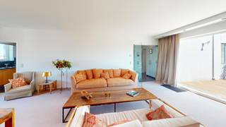 <strong>Volledig gemeubeld appartement met panoramisch terras op de 8ste verdieping aan de Frankrijklei</strong><br /><br />Op een absolute toplocatie aan de Frankrijklei bevindt zich dit ruime, volledig gemeubelde appartement op de achtste verdieping. Het appartement is volledig opgefrist en combineert een hoogwaardige afwerking met een uitzonderlijk panoramisch uitzicht over Antwerpen.<br /><br />De ligging vormt een absolute troef: het Centraal Station, de Meir, het historische stadscentrum, winkels, restaurants en openbaar vervoer bevinden zich allemaal op wandelafstand. Zo geniet u van een uitstekende bereikbaarheid en het bruisende stadsleven, zonder in te boeten aan rust en comfort.<br /><br />De royale leefruimte baadt in natuurlijk licht dankzij de grote raampartijen en is smaakvol ingericht met kwalitatief meubilair. Aansluitend bevindt zich het volledig nieuw aangelegde zonneterras, waar u in alle rust kan genieten van een indrukwekkend uitzicht over de stad.<br /><br />De volledig uitgeruste keuken beschikt over alle nodige toestellen en biedt optimaal comfort voor dagelijks gebruik. Daarnaast is er een praktische, aparte was- en bergruimte.<br /><br />Het appartement omvat twee volwaardige, ingerichte slaapkamers. De master bedroom beschikt over een ensuite badkamer met ligbad, dubbele wastafel en een karaktervol rond raam dat voor een unieke architecturale toets zorgt. De tweede slaapkamer heeft rechtstreeks toegang tot een eigen douchekamer.<br /><br />Het volledige appartement is opnieuw geschilderd. Daarnaast is er een nieuwe warmtepompinstallatie geplaatst, wat zorgt voor extra wooncomfort en een nog lager energieverbruik.<br /><br />Een ondergrondse autostaanplaats en een private kelderberging zijn inbegrepen in de huurprijs, een belangrijke meerwaarde op deze centrale locatie.<br /><br /><strong>Extra troeven</strong><br />Volledig opnieuw geschilderd<br />Nieuwe, energiezuinige warmtepompinstallatie<br />Volledig nieuw aangelegd terras met panoramisch uitzicht<br />Volledig gemeubeld en instapklaar<br />Ondergrondse autostaanplaats inbegrepen<br />Private kelderberging inbegrepen<br />Centrale ligging op wandelafstand van het Centraal Station, de Meir en het historische stadscentrum