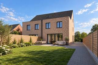 In de Kromstraat in Ranst bevindt zich deze energiezuinige nieuwbouwhalfopen woning. De woning wordt aangeboden volgens het sleutel-op-de-deurprincipe en combineert drie slaapkamers, een afzonderlijke bureauruimte, een ruime zolder en een aangename tuin met moderne en energiezuinige technieken.<br /><br />Via de inkomhal met gastentoilet betreden we de woning. Op het gelijkvloers bevindt zich een afzonderlijke bureauruimte, ideaal voor thuiswerk of als polyvalente kamer.<br />Verder komen we in de ruime leefruimte met zit- en eetgedeelte en aansluitend de keuken. <br />Aansluitend aan de keuken bevindt zich een praktische was- en berging. Vanuit de leefruimte is er rechtstreeks toegang tot de tuin en het terras.<br /><br />Op de eerste verdieping bevinden zich drie volwaardige slaapkamers, waarvan één met aansluitende dressing.<br />Daarnaast vinden we hier een afzonderlijk toilet en de badkamer. De standaarduitvoering omvat onder andere een ligbad, een douche met regendouche, een badkamermeubel met twee lavabo's en een spiegel met ledverlichting.<br /><br />De tweede verdieping omvat een ruime zolder. Deze wordt in de basis onafgewerkt opgeleverd, maar kan optioneel worden ingericht als een bijkomende volwaardige kamer.<br />Ook het plaatsen van een vaste trap naar deze verdieping behoort tot de mogelijkheden.<br /><br />Ook op energetisch vlak is deze woning helemaal klaar voor de toekomst. De woning wordt uitgevoerd als BEN-woning en uitgerust met een lucht-waterwarmtepomp, vloerverwarming, zonnepanelen en een ventilatiesysteem D met warmterecuperatie. Daarnaast wordt een regenwaterput van 7.500 liter voorzien, waarbij het gerecupereerde regenwater wordt gebruikt voor onder meer de toiletten, wasmachine en buitenkraan.<br /><br />De woning wordt kwalitatief afgewerkt met onder andere keramische vloertegels in de leefruimtes, laminaat in de slaapkamers, PVC-buitenschrijnwerk met hoogrendementsglas en zwarte kleidakpannen. <br /><br />Ook de buitenaanleg wordt gedeeltelijk voorzien. De tuin wordt afgewerkt met zwarte grond en voorzien van afsluiting. Op de aangeduide plaatsen worden grijze klinkers aangelegd. Bovendien is er reeds een vergunning voorzien voor het bouwen van een tuinhuis achteraan.<br /><br /> Troeven: <br />+ Energiezuinige BEN-nieuwbouwwoning<br />+ Halfopen bebouwing<br />+ 3 slaapkamers + afzonderlijk bureau<br />+ Ruime zolder met uitbreidingsmogelijkheden<br />+ Lucht-waterwarmtepomp<br />+ Vloerverwarming<br />+ Ventilatiesysteem D met warmterecuperatie<br />+ Zonnepanelen<br />+ Regenwaterput van 7.500 liter<br /><br /> Interesse in deze nieuwbouwwoning? <br />Contacteer ons via 03 337 50 70 of info@vbvastgoed.be voor meer informatie, het volledige lastenboek of een afspraak ter plaatse.