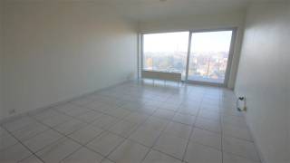 Riant, volledig gerenoveerd appartement (+/- 80 m² bewoonbare oppervlakte) op de 7de verdieping met 1 slaapkamer (+/- 15 m²) met terras (+/- 5 m²), zéér ruime en heldere living (+/- 27 m²), groot terras (+/- 11 m²) met adembenemend zicht op Tienen.<br />Compleet nieuwe keuken (+/- 10 m²) uitgerust met grote ingebouwde frigo/diepvries, ingebouwde vaatwasser, 9 kasten en 2 grote laden (met besteklade binnenin), inductiekookplaat, ingebouwde combi-over en eethoek.<br />Badkamer (+/- 5 m²) met ligbad/douche, lavabo en aansluitingen voor wasmachine. Aparte WC.<br />Hall (+/- 7,5 m²) met parlofoon, vestiairekast en bergingkast. Afgesloten kelder op verdieping -1 (+/- 8 m²).<br />Ruime beveiligde buitenparkings (met toegangscontrole) op binnenkoer voor- en achteraan gebouw. Toegang gebouw aangepast voor mindervaliden.<br />Gelegen in Residentie Beatrijs aan de Leopoldvest (ring rond Tienen), vlakbij 4 grootwarenhuizen, lijnbus voor het gebouw, centrum en treinstation op wandelafstand en op +/- 5 minuten van E40. Gemeenschappelijke tuin, beveiligde toegang met fietsenstalling.<br />Nieuwe ramen met hoog rendement dubbel glas. Zéér lage verwarmingskosten (centraal via caloriemeters): EPC 116 (label B), wat zéér energiezuinig is.<br />Elektrische installatie goedgekeurd.<br />Instapklaar en beschikbaar vanaf 01/10.<br />Huurprijs: 795 euro per maand. Maandelijks voorschot voor gemeenschappelijke kosten, warm en koud water en verwarming: 130 euro per maand met afrekening op jaarlijkse verjaardag van het huurceel.