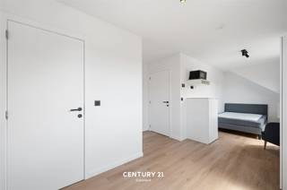 <p><strong>Welkom in deze stijlvolle studentenkamer van 22 m² op de tweede verdieping van het gebouw, gelegen in een rustige en groene omgeving in Heverlee.</strong> Deze kamer combineert comfort, functionaliteit en een moderne uitstraling, ideaal voor studenten die op zoek zijn naar een aangename woon- en studieplek.</p><p>Bij het binnenkomen valt meteen de lichtrijke en hedendaagse afwerking op. Dankzij de grote raampartijen geniet de kamer van veel natuurlijk licht en een open, aangename sfeer. Bovendien Bovendien is er een gemeenschappelijke tuin, waar je in alle rust kunt ontspannen.</p><p>De slaapruimte is praktisch ingericht en biedt voldoende bergruimte. De stijlvolle privébadkamer is uitgerust met een douche, lavabo en toilet.</p><p>Koken doe je in de gemeenschappelijke keuken, die voorzien is van alle moderne toestellen. Daarnaast beschikt elke kamer over een handig ontbijtblok met eigen koelkast en microgolfoven, wat extra comfort en gebruiksgemak biedt.</p><h3><strong><u>Troeven van deze studentenkamer</u></strong></h3><ul><li>Energiezuinig gebouw met EPC-label A (toekomstbestendig conform 2050)</li><li>Hoogwaardige en duurzame afwerking</li><li>Eigen badkamer met sanitair</li><li>Rustige, groene ligging met uitstekende bereikbaarheid</li><li>Op wandelafstand van station Heverlee</li><li>Nabij Campus Heverlee, KU Leuven en imec</li><li>Uitstekend verhuur- en investeringspotentieel</li></ul><p> </p><p>Een instapklare studentenkamer die comfort, kwaliteit en een toplocatie perfect combineert. Interesse? Bel of mail Jacky op 0495 53 46 49 of jacky@connect-immo.be</p><p>EPC 99 kWh/m² - label A - UC:3592235</p><p>Wg-Gdv-Gvv-Gvkr</p><p> </p>