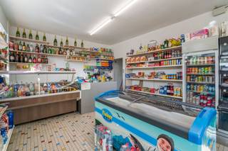 Statige hoek-en handelwoning in een rustige woonwijk te Kortrijk. Deze eigendom is voorzien van voldoende parkeerruimte om uw wagen(s) te stationeren. <br /><br />Bij het binnenkomen komt u terecht in de handelsruimte of inkomhal. Aansluitend op de handelsruimte komen we in de keuken met eethoek. Naast de keuken vinden we de gezellige leefruimte met zicht op het ruimte terras. Op het gelijkvloers vinden we nog een badkamer terug. <br /><br />Ook op de 1ste verdieping vinden we nog een 2de badkamer en 2 slaapkamers. Er is ook een vaste trap naar zolder die u de mogelijkheid biedt een 3de of 4de slaapkamer te creëren. De woonst is volledig onderkelderd.<br /><br />Deze eigendom biedt enorm veel mogelijkheden door het volume die het omvat. <br /><br />Wenst u deze eigendom te bezoeken?<br /><br />Aarzel dan niet en plan uw bezoek in!<br /><br />