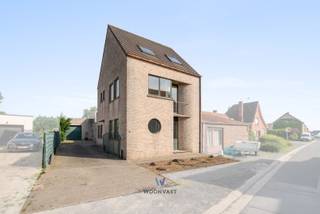 In het rustige Peizegem bevindt zich deze halfopen bebouwing met verrassend veel ruimte en mogelijkheden.De woning beschikt over twee volledig...