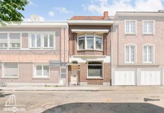 Charmante rijwoning op een uitstekende locatie nabij het centrum van Sint-Niklaas. Deze woning bevindt zich op wandel- en fietsafstand van winkels, middelbare scholen, openbaar vervoer en andere dagelijkse voorzieningen. De woning beschikt over 3 slaapkamers en werd deels gerenoveerd in 2001, waardoor ze reeds over een goede basis beschikt. Achteraan bevindt zich een ruime buitenkoer met tal van mogelijkheden, ideaal om om te vormen tot een gezellig terras of een leuk stadstuintje. Dankzij de centrale ligging en het potentieel vormt deze woning een interessante opportuniteit voor zowel eigen bewoning als investering.
