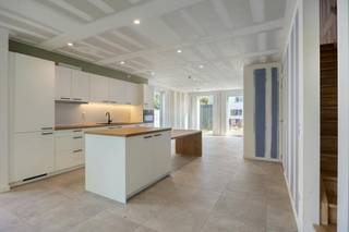 Deze recente halfopen woning is gelegen aan de Asdonckstraat 73B in Leopoldsburg en beschikt over een bewoonbare oppervlakte van 126 m². De woning combineert een praktische indeling met drie slaapkamers, veel lichtinval en uitstekende energieprestaties.<br /><br />Op het gelijkvloers bevindt zich een lichtrijke leefruimte met voldoende plaats voor een gezellige zit- en eethoek. De woning telt drie slaapkamers, waarbij één van de kamers ook perfect kan dienen als bureau, dressing of hobbykamer.<br /><br />Een belangrijke troef is het EPC-label A+. Met een energiescore van -5 kWh/m²/jaar is de woning bijzonder energiezuinig. Dit zorgt voor een aangenaam wooncomfort en een zeer beperkt energieverbruik.<br /><br />Buiten is er ruimte voor een terras en een gezellige plek om van het mooie weer te genieten. Dankzij de halfopen bebouwing geniet de woning bovendien van extra lichtinval.<br /><br />Dankzij de instapklare staat, de drie slaapkamers en het uitstekende EPC-label A+ is deze woning ideaal voor wie comfortabel en energiezuinig wil wonen in Leopoldsburg. Winkels, scholen en belangrijke verbindingswegen zijn vlot bereikbaar.<br /><br />Interesse? Contacteer ons voor meer informatie of een bezoek ter plaatse.<br /><br />Bestuursmaatregelen in het maatregelenregister: nee<br /><br />Deze AI-visualisaties zijn bedoeld als inspiratie. Er werd geen rekening gehouden met technische specificaties, stedenbouwkundige voorschriften of de concrete mogelijkheden tot realisatie.