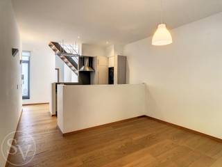 TRIPLEX APPARTEMENT / STADSWONING MET DAKTERRAS IN HARTJE ANTWERPENPRIJS WONING: €1.350/maandALGEMENE KOSTEN: €75/maandOPTIONELE PARKING:...