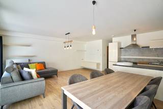 VERKOCHT - COMPROMIS IN OPMAAK!<br />Dit zeer gezellig en ruim appartement is enorm rustig gelegen in een doodlopende straat vlakbij het centrum van Zelzate en de nabije invalswegen. Het maakt deel uit van een recente kleine blok van 3 appartementen in totaal ! <br /><br />Troeven:<br />- Gelegen op het GELIJKVLOERS;<br />- 100% INSTAPKLAAR (meubelen te bespreken);<br />- ZEER rustige ligging maar toch vlotte bereikbaarheid;<br />- Aangename tuin met zonneterras; <br />- 1 privatieve staanplaats (carport) 50/50; <br />- LAGE GEMEENSCHAPPELIJKE KOSTEN;<br />- EPC LABEL B - energiezuinig; <br /><br />Indeling: Inkomhal, aparte toiletruimte, handige berging, volwaardige slaapkamer, moderne badkamer met inloopdouche, lichtrijke leefruimte met open keuken incl. toestellen en het aansluitend terras en tuin met tuinhuis. <br /><br />Ideale investering in huidige tijden of perfect voor starters ! <br />Meer info of een bezoek? Bel WIJSvastgoed op +32 9 395 80 10 !