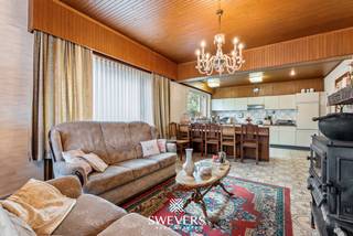 Voor meer info en foto’s, surf naar www.swevers.be – Aan de Heesstraat 32 in Halen bevindt zich deze vrijstaande, gelijkvloerse woning op een uitzonderlijk ruim perceel van 1.754 m². Hier geniet je van veel privacy, een groene omgeving en een vrij uitzicht op agrarisch gebied, terwijl belangrijke verbindingswegen en voorzieningen vlot bereikbaar blijven. De woning werd gebouwd in 1975 en biedt 168 m² bewoonbare oppervlakte. Verdere renovatie geeft nieuwe eigenaars de mogelijkheid om het geheel volledig naar eigen smaak en hedendaagse woonwensen in te richten. De woonkamer van 36 m² biedt plaats voor een comfortabele zit- en eethoek en sluit aan op de open keuken. Verder zijn er drie ruime slaapkamers van 16 m², 14 m² en 16 m², een apart bureau en een centraal gelegen badkamer. Een berging, wasplaats, afzonderlijk toilet, garage voor één wagen en ruime kelder zorgen voor heel wat praktische ruimte. De grote troef is het perceel: rondom de woning is volop plaats om een ruime tuin te creëren en te genieten van rust en groen. Ook leent het perceel zich perfect tot het houden van paarden. Openbaar vervoer bevindt zich op ca. 650 meter en de snelweg op ca. 3,15 km. Een interessante opportuniteit voor wie een vrijstaande woning met ruimte, privacy en renovatiemogelijkheden zoekt. Voor meer informatie, bel 011 255 155. Bron bewoonbare oppervlakte: EPC – verslag. Dit pand is onderworpen aan de renovatieverplichting van de Vlaamse overheid voor residentiële gebouwen (behoudens bij sloop binnen 5 jaar na de aankoop). Consulteer voor meer informatie de website van het Vlaams Energie- en Klimaatagentschap via https://www.vlaanderen.be/een-huis-of-appartement-kopen/renovatieverplichting-voor-residentiele-gebouwen.