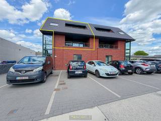 Dit appartement bevindt zich in Zingem, op een vlotte locatie vlakbij N60 en het centrum van Kruisem/Zingem. Hierdoor biedt deze ligging zowel een absolute lokale als regionale <strong>BEREIKBAARHEID</strong>! Het appartement wordt gekenmerkt door de <strong>OPTIMALE INDELING </strong>die u een absoluut <strong>RUIMTEGEVOEL </strong>biedt. Verder is het afgewerkt met <strong>KWALITATIEVE MATERIALEN </strong>wat zorgt voor een duurzaam en energiezuinig karakter!<br /><br />Indeling; inkom met afzonderlijk toilet, <strong>LICHTRIJKE WOONKAMER</strong> met open keuken, praktische berging, nachthall,<strong> 2 VOLWAARDIGE SLAAPKAMERS</strong> en ingerichte badkamer. Bovendien beschikt dit appartement over <strong>2</strong> <strong>TERRASSEN </strong>, en <strong>2 AUTOSTAANPLAATSEN. </strong><br /><br /><strong>EXTRA TROEF: </strong>de zonnepanelen zorgen voor een minimaal elektriciteitsverbruik.<br /><br /><strong>Adres: </strong>Maldegemstraat 3 bus 0101, 9750 Zingem<br />Beschikbaar vanaf 1 september 2026 <strong>(ONMIDDELLIJK BESCHIKBAAR NA OVERLEG MET HUURDER)</strong><br />Huurprijs: € 920 /mnd, GÉÉN syndicale kosten<br />EPC: 80kWh/m²/jaar.