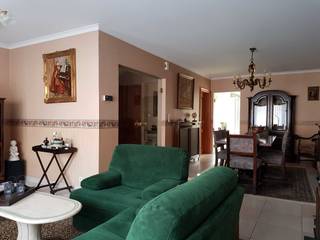 Deze prachtige bel-etage woning is centraal gelegen in een rustige éénrichtingsstraat op wandelafstand van winkels, scholen, openbaar vervoer en parken Rivierenhof, Ertbruggebos en Bremweide. De nabijheid van belangrijke invalswegen en groene zones combineert uitstekende bereikbaarheid, stedelijk gemak en natuurlijke rust. Bij het betreden van de woning komt u in een ruime inkomhal die doorgang geeft naar de inpandige garage met sectionaalpoort. Naast de inpandige garage bevinden zich op de benedenverdieping een berging, wasplaats met technische ruimte en een multifunctionele kamer. De dubbele oprit biedt plaats aan twee wagens. Op de eerste verdieping bevindt zich de lichtrijke L-vormige woon- en eetkamer met kamerhoge en kamerbrede raampartijen, alsook een sierhaard. Achteraan biedt de volledig uitgeruste keuken met eetplaats en zicht op de tuin alle comfort; deze is voorzien van veel werk- en opbergruimte. Naast de keuken is er een praktische extra kamer die kan dienen als bijkeuken, slaapkamer of bureau. Vanuit de keuken kan u via een vaste trap naar het overdekte terras dat uitgeeft op de ruime en zonnige, zuidgeoriënteerde tuin. Op de overloop van de eerste verdieping is er tevens een apart gastentoilet met handenwasser. De marmeren trap leidt u naar de tweede verdieping, waar er zich drie slaapkamers bevinden. De badkamer is ingericht met dubbele lavabo, veel kastruimte en ligbad met douchemogelijkheid. De nachthal biedt eveneens toegang tot een afzonderlijk toilet. De dakkoepel op deze tweede verdieping zorgt voor veel natuurlijke lichtinval. Zowel de keuken, badkamer, het afzonderlijke toilet en gastentoilet zijn volledig betegeld tot aan het plafond. De woning is afgewerkt met hoogwaardige materialen en is in uitstekende staat. Het PVC-schrijnwerk is voorzien van dubbele beglazing, vliegenramen en rolluiken. Elektr. installatie conform en EPC label C. Indien u meer informatie of een bezichtiging wenst: jansamynlaan12@hotmail.com of 0479 75 89 89. Geen immo