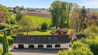 Graag bieden wij u deze charmante woning aan in het landelijke Sint- Pieters-Kapelle met parktuin en weide. De woning heeft een ontspannen...