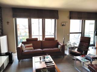 <p><span><strong>Vraag uw bezoek aan via info@optimusvastgoed.be!</strong></span><br /><span><strong>TE HUUR: Ruim appartement met 2 slaapkamers en ruim terras te Lummen!</strong></span><br /><span>Dit luxueus afgewerkt appartement met veel lichtinval is gelegen in een rustig gelegen complex en bevindt zich op de tweede verdieping. Het appartement bestaat o.a. uit een zeer ruime woonkamer met open keuken en een ruim terras van 18m²! Dankzij het elektrisch bediende lamellendak kan het terras deels overdekt worden! Verder beschikt het appartement over 2 slaapkamers en een dressing, badkamer met inloopdouche, apart toilet en berging. Op de gelijkvloerse verdieping bevindt zich een autostaanplaats en een afsluitbare berging. Aan de voorzijde van het gebouw is ook parking voorzien voor de bewoners van het gebouw.</span><br /><span><strong>Ligging:</strong></span><br /><span>Het appartement is gelegen in een rustige omgeving en in een doodlopende straat, op wandelafstand van het centrum. De E313 en E314 bevinden zich vlakbij, echter zonder enige geluidshinder. Ook scholen, winkels en verschillende eet- en drankgelegenheden bevinden zich in de nabije omgeving.</span><br /><span><strong>Indeling:</strong></span><br /><span>Inkomhal, gastentoilet, berging, ruime woonkamer met open keuken, 2 slaapkamers, dressing en een badkamer met dubbele lavabo en douche.</span><br /><span><strong>Troeven:</strong></span><br /><span>- Energiezuinig!</span><br /><span>- Ruim terras!</span><br /><span>- Lift!</span><br /><span><strong>EPC B met certificaatnummer 20260714-0003915623-RES-1.</strong></span><br /><span><strong>Gemeenschappelijke kosten: € 100 per maand met jaarlijkse afrekening.</strong></span><br /><span><strong>Beschikbaar vanaf 01.10.2026 of in onderling overleg!</strong></span><br /> </p>