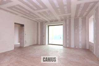 <p><span>WONEN IN DE PAREL VAN HASPENGOUW</span></p><p><span> </span></p><p><span>Wonen in een unieke setting waar heden & verleden elkaar ontmoeten!</span></p><p><span>Overhof is een uitzonderlijk woonproject in het landelijke Hoepertingen, een deelgemeente van de stad Tongeren-Borgloon. Dit kleinschalig project bestaat uit stijlvolle open bebouwingen, afgeschermd achter een geklasseerde vierkantshoeve. Dit alles midden in de natuur. De bakker, de slager, de dokter, de apotheker en winkels liggen allemaal in de nabije omgeving. Voor het meest kostbare goed dien je je woning niet te verlaten, rust!</span></p><p><span> </span></p><p><span>Start fase II</span></p><p><span>De eerste fase bestaande uit dertien stijlvolle open bebouwingen werd succesvol afgerond en is volledig uitverkocht. Momenteel is verkoop van fase II gestart, namelijk de hoeve zelf. Dit houdt de renovatie in van de oude beschermde hoeve die werd opgericht in 1850. Dit vertaalt zich in een uniek plaatje, waarbij de rijke geschiedenis & de authentieke details voelbaar aanwezig zullen zijn. Dit alles in combinatie met hedendaagse technieken. </span></p><p><span> </span></p><p><span>Woning 1 beschikt over 166m² woonoppervlakte en biedt een inkomhal, een apart toilet, een leefruimte met open keuken en een berging. Op de eerste verdieping ontdekken we de nachthal, 3 slaapkamers en een badkamer.</span></p><p><span> </span></p><p><span>Bijkomend beschikt deze woning over een zolder, een kelder, een private tuin met terras en 2 vaste parkeerplaatsen.</span></p><p><span> </span></p><p><span>KORT SAMENGEVAT</span><span>:</span></p><p><span>Vraagprijs: € 370.000,00</span></p><p><span>Verkoop onder registratierechten (2% of 12%)</span></p><p><span>Parkeerplaatsen inbegrepen in de prijs.</span></p><p><span> </span></p><p><span>Maak kennis met Hoeve Overhof</span></p><p><span>Wonen in een vierkantshoeve te midden van groen en omgeven door boomgaarden?</span></p><p><span>Contacteer de medewerkers van Canius op het nummer 011 74 12 36 of via e-mail <span>info@canius.be</span></span><span> om samen te ontdekken welke woning jouw toekomstige thuis wordt. </span></p><p><span> </span></p><p><span>*Deze gegevens zijn louter ter informatieve titel. De vermelde oppervlaktes zijn slechts een indicatie. Canius Real Estate kan niet verantwoordelijk gesteld worden voor de juistheid van de aan haar verstrekte gegevens. </span></p><p><span> </span></p><p><span> </span></p>