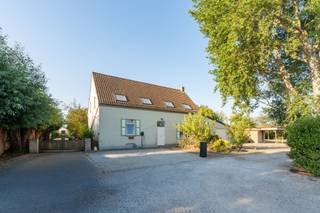 Op een uitzonderlijk rustige locatie in het charmante Wulpen, verscholen in een doodlopende straat, bevindt zich deze karaktervolle hoeve op een perceel van maar liefst 5014m². Hier geniet je dagelijks van absolute rust, privacy en adembenemende vergezichten over de polders, terwijl Veurne, Oostduinkerke, Koksijde, Nieuwpoort en de E40 zich op slechts enkele minuten bevinden.<br /><br />Met een woonoppervlakte van 333 m², zes slaapkamers en tal van multifunctionele ruimtes biedt deze eigendom ongeziene mogelijkheden. Ideaal als ruime gezinswoning, voor een vrij beroep of praktijk aan huis, een kangoeroewoning of een combinatie van wonen en toeristische verhuur dankzij de twee vergunde gastenkamers.<br /><br />Indeling<br /><br />Gelijkvloers<br /><br />Inkomhal met gastentoilet<br /><br />Gezellige voutekamer<br /><br />Ruime slaapkamer<br /><br />Badkamer<br /><br />Lichtrijke leefruimte met parketvloer, houtkachel en een prachtig uitzicht over de omliggende velden<br /><br />Volledig geïnstalleerde keuken<br /><br />Royale polyvalente ruimte met aparte ingang, ideaal als praktijk, kantoor, atelier of gastenverblijf<br /><br />Twee vergunde gastenkamers, elk met een eigen badkamer<br /><br />Verdieping<br /><br />Drie volwaardige slaapkamers<br /><br />Badkamer met lavabo en toilet<br /><br />Sfeervolle mezzanine<br /><br />Buitenleven op zijn best<br /><br />De volledig afgesloten, zuidgerichte tuin vormt een waar paradijs voor wie houdt van rust en natuur. Meerdere zonneterrassen, een vijver en een volledig ingerichte safaritent voor zes personen creëren een unieke vakantiesfeer in eigen tuin. Dankzij de uitgestrekte zichten over de polders geniet je hier het hele jaar door van een uitzonderlijke woonbeleving.<br /><br />Daarnaast beschikt de eigendom over meerdere parkeerplaatsen, een fietsberging en een praktische kelder.<br /><br />
