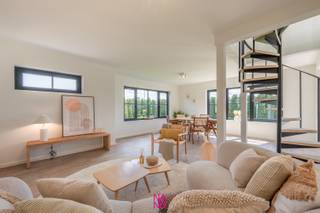 Volledig gerenoveerde koppelvilla met 4 slaapkamers en een prachtige Zuidgerichte tuin, gelegen in het Woonerf "WITTE POLDERSHOF" en dit op de rand van Knokke-Heist.<br />Deze energiezuinige woning werd luxueus gerenoveerd en omvat een inkom met toilet, woonkamer met eet- en zithoek, volledig ingerichte keuken, 2 ruime slaapkamers, badkamer met inloopdouche, garage met wasplaats. Op de verdieping zijn er 2 volwaardige slaapkamers en een gemeenschappelijke badkamer met ligbad en toilet. ruime, Zuidgerichte en volledig nieuw aangelegde tuin met een aangenaam zonneterras. Zonnepalen, geothermie,...<br /><br />Verder beschikt "het witte poldershof" over een volledig aangelegde oprit met verschillende autostaanplaatsen, een automatische poort vooraan en parlofonie met camerasysteem.<br /><br /> 