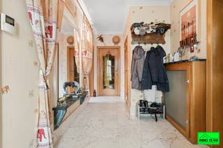 +++ Tulpenstraat 6, 1742 Sint‑Katherina‑Lombeek +++<br /><br />Gelegen in een rustige en gegeerde buurt met uitstekende bereikbaarheid, biedt deze zeer <strong>ruime 4-gevelwoning</strong> 4 ruime slaapkamers, een garage voor 2 wagens, een ruime tuin met zuidgericht terras en een bijgebouw met tal van mogelijkheden. Bij het betreden van de woning komt u in de inkomhal die toegang geeft tot de verschillende ruimtes op het gelijkvloers. Deze bestaat uit: een ruime inkomhal, zeer ruime leef‑ en eetruimte, 3 volwaardige slaapkamers, badkamer, WC, keuken met ontbijtruimte en veranda. De vierde slaapkamer bevindt zich op de verdieping. De zolder is eveneens volledig omgebouwd tot slaapkamer met leefruimte en bureau. Voor extra comfort, is de afgewerkte zolder uitgerust met een ventilatiesysteem. De woning beschikt eveneens over een ondergrondse garage met plaats voor 2 wagens. Bovendien is er een heel praktische ruime kelder, met wasruimte, berging en werkruimte. Buiten bevindt zich een ruime tuin met zuidgericht terras. Een mooie troef is het bijgebouw dat kan omgebouwd worden tot atelier, hobbyruimte of poolhouse. Gunstig EPC dankzij o.a. zonnepanelen, muurisolatie, HR‑beglazing en dakisolatie. De ligging combineert rust met een vlotte bereikbaarheid. Het station van Essene‑Lombeek bevindt zich op wandelafstand en de E40 is bereikbaar in minder dan 5 minuten, wat zorgt voor een vlotte verbinding tussen Brussel en Gent.<br />Info of bezoek: 0478/05 90 69 – info@immoteam.be