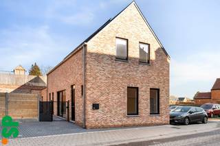 Nieuwbouwwoning – energiezuinig wonen in OlenDeze vrijstaande woning, gelegen in een rustige zijstraat in Olen, biedt niet alleen veel comfort en...