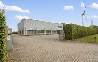 Strategisch gelegen bedrijfsgebouw op het bedrijventerrein Hoogveld in Dendermonde, met een vlotte verbinding naar de E17 via de N41 en een goede bereikbaarheid richting Brussel via Asse.<br /><br />Het magazijn heeft een <u><strong>oppervlakte van 1.100 m² </strong></u>en is opgebouwd in een betonstructuur met een <u><strong>vrije hoogte van 6 meter</strong></u>. Het magazijngedeelte beschikt over twee sectionale poorten, een centrale lichtstraat en een volledig overspannen constructie. Dit zorgt voor een optimale indeling en een aangename natuurlijke lichtinval. Vrachtwagens kunnen het gebouw langs beide zijden bereiken, al is momenteel slechts één zijde in gebruik.<br /><br />Het perceel heeft een <u><strong>totale oppervlakte van 3.819 m²</strong></u> en biedt <u><strong>25 parkeerplaatsen</strong></u> aan de voorzijde. Daarnaast beschikt de site over een luifel en ruime verharde buitenruimte, zowel voor- als achteraan het gebouw.<br />De kantoorruimte omvat in totaal 900 m² en bestaat uit onder andere meerdere vergaderzalen, individuele kantoren, sanitaire voorzieningen, archiefruimtes, een dispatchruimte, keukens en een showroom.<br />Daarnaast is er nog <strong>250 m² extra ruimte aanwezig</strong>, momenteel ingericht als archief- en stockageruimte. Deze oppervlakte kan, mits beperkte aanpassingen, worden geïntegreerd in het magazijngedeelte.<br /><br />Deze ruimtes zijn afgewerkt met een verlaagd plafond, dubbele beglazing, inbouw- en opbouwverlichting en vloerafwerking in parket of tegels. Verder is ze uitgerust met verwarming op aardgas via radiatoren, sanitaire voorzieningen voor dames en heren op elke verdieping, volledig ingerichte keukens, branddetectie, een alarmsysteem en toegangscontrole.<br /><br />Beschikbaar bij het verlijden van de authentieke akte.<br /><br />Voor meer informatie, contacteer Apers Taghnee via taghnee@kmovastgoed.be of via +32 475 42 89 58. 