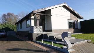 Ruime open bebouwing met 200m² + volledige kelder en prachtige tuin in Spalbeek<br /><br />📍 Spalbeek/Kermt – Rootstraat 50<br />💰 Vraagprijs: €545.000 - lichte marge voor onderhandeling mogelijk<br /><br />✨ Troeven in één oogopslag:<br /><br />✔️ 200 m² bewoonbaar oppervlak<br />✔️ Volledig onderkelderd (200 m² extra ruimte!)<br />✔️ Perceel van 12 are (hoekligging)<br />✔️ Instapklaar en deels gerenoveerd<br />✔️ Prachtige tuin met BBQ-kiosk<br />✔️ EPC C – conforme elektriciteit – asbestvrij<br /><br />🏠 De woning<br /><br />Ruime vrijstaande bungalow (1982) met alle leefruimtes op het gelijkvloers — ideaal voor comfortabel wonen.<br />De woning werd deels vernieuwd tussen 2017 en 2023 en is goed onderhouden.<br /><br />Indeling:<br />Lichtrijke woonkamer met gezellige zithoek<br />Grote, vernieuwde keuken met veel opbergruimte<br />3 slaapkamers (waarvan 1 momenteel bureau)<br />Moderne badkamer met inloopdouche<br />Apart gastentoilet<br /><br />📦 Extra troef: volledige kelder (200 m²)<br />Ideaal als hobbyruimte, opslag, werkplaats of uitbreiding van de leefruimte.<br /><br />🌿 Buitenruimte<br /><br />Zeer verzorgde tuin met:<br />BBQ-kiosk<br />Sfeerverlichting<br />Borrelstenen<br />Terras en extra uitbreidingsmogelijkheden<br />Perfect voor ontspanning en gezellige momenten met familie en vrienden.<br /><br />🚗 Praktisch<br /><br />Losstaande garage + carport<br />Oprit voor meerdere wagens<br />Rustige ligging, vlakbij winkels, scholen en autosnelweg<br /><br />📞 Interesse?<br />Contacteer Mirella Bosch – 0479736055 voor een bezoek.<br /><br />🚫 Makelaars niet gewenst<br /><br />