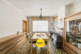 Deze ruime woning is rustig gelegen in de Hoogwegel, nabij het centrum van Oudenburg, op een perceel van 353 m². De woning biedt veel ruimte en potentieel voor gezinnen of handige kopers.<br /><br />Op het gelijkvloers bevinden zich een inkomhal met traplift, een gezellige leefruimte met eetplaats, een vernieuwde keuken (2020), badkamer, veranda, meerdere bergingen en een garage met elektrische sectionale poort.<br /><br />De zonnige tuin is zuidoost gericht en beschikt over een terras, gazon en wandelpad.<br /><br />Op de eerste verdieping zijn er drie slaapkamers en een extra berging/bureau. De tweede verdieping omvat een vierde slaapkamer en extra zolderruimte.<br /><br />Doorheen de jaren werden reeds verschillende renovaties uitgevoerd, waaronder centrale verwarming op aardgas (2011), dakisolatie met rotswol, een nieuwe boiler (2023) en vernieuwd dubbel glas in de living en veranda (2025).<br /><br />Verder beschikt de woning over pvc-ramen, deels dubbele beglazing, kelder en diverse bergruimtes.<br /><br />Een ideale woning voor wie op zoek is naar ruimte, een rustige ligging en de mogelijkheid om verder te moderniseren naar eigen smaak.