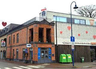 <p>Dakappartement op de 2de verdieping met ruim terras (30m²), pal in het centrum van Kontich.<br /><br />INDELING:<br />Inkomhal met apart gastentoilet.<br />Leefruimte met open keuken (41m²) en aansluitend een berging met voorzieningen voor wasmachine en droogkast.<br />Vanuit de leefruimte toegang tot een groot zonnig terras aan de voorzijde met uniek zicht op het Gemeenteplein. <br />Vanuit de nachthal bereiken we de 2 slaapkamers (12m²-7m²).<br />Badkamer met ligbad/douche, dubbele lavabo en toilet. <br />Lift, gemeenschappelijke kelderberging en fietsenstalling aanwezig. <br /><br />Gemeenschappelijke kost €50/maand. <br />Huur autostaanplaats verplicht: €50/maand<br />Plaatsbeschrijving bij intrede: € 200. <br />3 maanden huurwaarborg.<br /><br />POSITIEVE ASPECTEN<br />Openbaar vervoer, winkels, scholen enz. op wandelafstand<br />Op enkele minuten van de E19 (Antwerpen - Brussel)<br />Ondergrondse autostaanplaats<br />Naast het gemeentepark<br />Een groot mooi en zonnig dakterras<br />Uniek zicht op het Gemeenteplein</p>