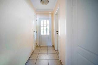 Charmant gelijkvloers appartement, ideaal gelegen in het centrum. De woning beschikt over een lichtrijke leefruimte, een volledig uitgeruste open keuken, een ruime slaapkamer en een moderne badkamer.<br />Extra troeven zijn de ondergrondse private berging en de afgesloten garage.<br />Indeling:<br />op de benedenverdieping: inkomhal, slaapkamer, badkamer, wasplaats/berging, wc, eethoek met keuken en zithoek, terras.<br />in de ondergrondse verdieping: berging en garage met kantelpoort.