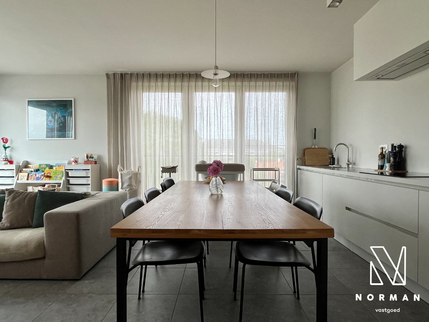 Dit modern afgewerkt appartement bevindt zich op de tweede verdieping van een recente residentie. - foto 4