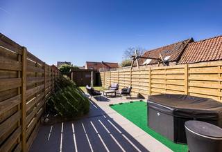 Ideaal als investering! Deze charmante rijwoning is momenteel verhuurd en biedt een uitstekende kans voor beleggers.<br /><u>Indeling van de Woning:</u><br />Inkomhal: Een vriendelijke binnenkomst die de rest van de woning verbindt.<br />Ingerichte Keuken: Voorzien van een gezellige ontbijthoek, perfect voor een snelle maaltijd.<br />Leefruimte: Ruimtelijk en licht, ideaal om te ontspannen of te entertainen.<br />Wasplaats: Praktische ruimte voor al uw wasbehoeften.<br />Badkamer: Comfortabel ingericht met een ligbad en lavabo.<br />Afzonderlijk Toilet: Handig voor gasten en extra privacy.<br />3 Slaapkamers: Voldoende ruimte voor een gezin of een thuiskantoor.<br /><u>Buitenruimte:</u><br />Grote Zonnige Tuin: Perfect voor buitenactiviteiten, met een tuinhuis voor extra opbergruimte.<br /><u>Bezoek:</u><br />De woning is steeds te bezoeken na afspraak met ons kantoor. Neem vandaag nog contact op om een bezichtiging te plannen!<br />Mis deze kans niet! 📞✨ 050/20.00.00 - info@myhomevastgoed.be - 0472/95.43.13<br />Neem contact met ons op voor meer informatie of om een afspraak te maken.