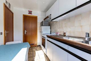 Bent u op zoek naar een 2-slaapkamer appartement (90m²) met 2 terrassen en garagebox? Of ben u op zoek naar een ideale investering voor verhuur? Dan stellen wij graag dit appartement aan u voor op de eerste verdieping (zonder lift) in een klein gebouw.<br /><br />Indeling:<br />Via de inkomhal kan u de meeste ruimtes betreden met vooraan de lichtrijke woonkamer met het eerste terras. Aanpalend is er de gesloten keuken met berging. Centraal is er de badkamer met ligbad en dubbele lavabo's en een toilet. Verder zijn er twee slaapkamers waarvan één slaapkamer toegang geeft aan het terras achteraan. Er is ook nog een grote berging/dressing aanwezig.<br /><br />Bovengrondse garagebox mee aan te kopen aan € 25.000 (exclusief van de vraagprijs) of een autostaanplaats aan € 17.500 (exclusief van de vraagprijs).<br />Ligging:<br />Gelegen in een rustige en groene woonomgeving met een aangenaam dorpskarakter. De buurt biedt een vlotte verbinding naar het centrum van Ranst en nabijgelegen steden, met winkels, scholen en openbaar vervoer op korte afstand. Ideaal voor wie comfortabel en rustig wil wonen, zonder in te boeten op bereikbaarheid.<br />Pluspunten:<br />- Twee leuke terrassen<br />-- Garagebox<br />- Toplocatie <br /><br />Voor meer informatie of een bezichtiging kan u One vastgoed steeds bereiken op volgend nummer 03 60 85 30.