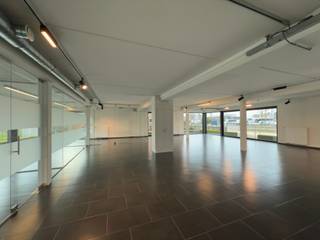 Dit gelijkvloerse, multifunctionele pand van 188 m² is ideaal als handelsruimte of kantoor.Het beschikt over drie aparte kantoorruimtes, een eigen...