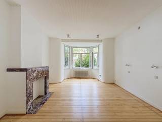 E-mail: clara.ja@weinvest.be
Tel.: 0456 12 69 85
We Invest stelt u met plezier dit appartement met één slaapkamer en tuin voor, gelegen op het gelijkvloers van een gebouw aan Avenue de l'Aulne 82 in Ukkel.
Het appartement bestaat uit een inkomhal, een gastentoilet, een volledig uitgeruste keuken van 12 m², een lichtrijke woonkamer van 32 m², een wintertuin van 13 m², een privétuin, een slaapkamer van 20 m² en een badkamer. U beschikt eveneens over een privatieve kelder.
Gelegen aan de Avenue de l'Aulne geniet het appartement van een rustige residentiële omgeving, terwijl winkels, openbaar vervoer en tal van groene zones zich in de onmiddellijke nabijheid bevinden.
Gemeenschappelijke kosten: €10/maand (onderhoud van de verwarmingsketel en de gemeenschappelijke delen)
EPC: G
Zeker een bezoek waard!
Ontdek meer exclusieve panden op: www.weinvest.be