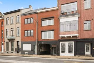 Bel-étagewoning op topligging in het centrum van Tienen, recht tegenover het station en de bushaltes. Dankzij deze centrale ligging geniet u van een uitstekende bereikbaarheid en alle voorzieningen op wandelafstand. De woning biedt veel ruimte en potentieel. Op het gelijkvloers bevindt zich de inkomhal met vaste trap naar de ruime kelder. Op de eerste verdieping vinden we een apart toilet, een ruime keuken met aansluitend terras en een lichtrijke leef- en eetruimte. Op de tweede verdieping zijn er twee ruime slaapkamers en via een trapluik bereikt u de zolder met uitbreidingsmogelijkheden. Ideaal voor wie op zoek is naar een renovatieproject met tal van mogelijkheden op een centrale locatie. Er is ook een mogelijkheid tot het huren van een parkeerplaats en/of garagebox.