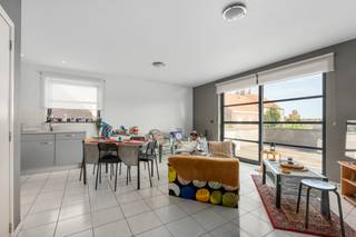 <p><strong>Instapklaar appartement in Steenokkerzeel met groot privatief terras.</strong><br />Dit verzorgd appartement uit 2004 combineert comfortabel wonen met een praktische ligging nabij openbaar vervoer en belangrijke invalswegen. De lichtrijke leefruimte sluit mooi aan op het ruime privatieve terras van maar liefst 30 m², ideaal om te ontspannen of gasten te ontvangen. Dankzij de efficiënte indeling en het EPC-label B geniet je van een energiezuinige woonomgeving. Bovendien vormt dit appartement ook een interessante investering met mooi verhuurpotentieel. Een uitstekende opportuniteit voor wie een appartement wil kopen in Steenokkerzeel.<br /><br /><u><strong>Belangrijkste ruimtes:</strong></u><br />• Woonkamer (23 m²) met veel lichtinval en toegang tot het terras<br />• Keuken (5 m²) met praktische indeling<br />• Slaapkamer (10 m²) met aangename ruimte<br />• Badkamer (5 m²)<br />• Groot privatief terras (30 m²)<br />• Kelderberging voor extra opslagruimte<br /><br /><u><strong>Troeven:</strong></u><br />• Instapklaar appartement uit 2004<br />• Groot privatief terras van 30 m²<br />• Interessant als investering met verhuurpotentieel<br /><br />Meer informatie of een bezoek met Margaux Mulkers? Contacteer ons via +3223351114<br />JOUW DROOMAPPARTEMENT. ZO GEVONDEN!</p>