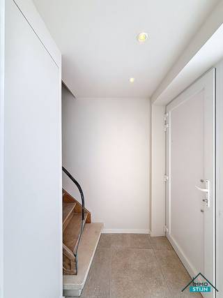 In een doodlopende straat van een rustige woonwijk vind je deze recent volledig gerenoveerde woning, waar duurzaamheid en energiezuinigheid...
