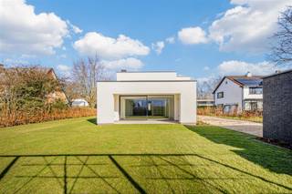 In een van de meest gegeerde lanen van Hasselt, de Carnegielaan, vind je deze stijlvolle en volledig gerenoveerde villa. Een woning die luxe, comfort...