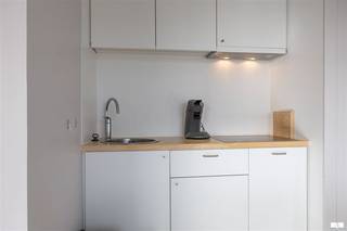 De lichtrijke studio in de recent vernieuwde residentie "Zeegalm" biedt alles wat je nodig hebt voor comfortabel wonen, als tweede verblijf of...