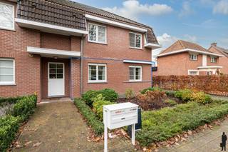 Comfortabel gelijkvloers appartement met tuin en carport nabij het centrum van SchildeIn een rustige straat bevindt zich dit verzorgd en instapklaar...