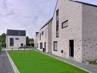 In dit nieuw woonproject gelegen aan de Zavelweg zal er een mix van woningen en appartementen gerealiseerd worden waar de nodige aandacht is geschonken aan de architectuur om één harmonieus geheel te vormen rond groene binnenplein. Deze energiezuinige (E-peil -1!) woning op lot 8 is een halfopen bebouwing op een perceel van 203m².<br /><br /><strong>GLVLS:</strong> inkom met ruimte voor vestiaire, wc, grote lichtrijke woonkamer met volledig ingerichte eilandkeuken.<br /><strong>1 STE VERD.</strong>: drie slpk, wc, badkamer ingericht met ligbad, inloopdouche en badkamermeubel met dubbele lavabo <br /><strong>ZOLDER</strong>: vaste trap is voorzien naar een grote zolder welke optioneel kan ingericht worden naar een ruime 4<sup>de</sup> slpk. Energiezuinige woning dankzij het isolatiepakket, warmtepomp met vloerverwarming (+ koeling), ventilatiesysteem D en uitgebreid pakket zonnepanelen (4860 wp). Hierdoor betaal je geen onroerende voorheffing gedurende 5 jaar!<br /><br />De werken zijn gestart.<br /><br />De prijs is excl. btw en kosten. Download de brochure op https://durabrik.immo/nijlen-zavelweg<br />Meer info via 09 280 60 60.<br />Boek je afspraak in onze kijkwoning https://www.durabrik.be/nl/kijkwoningen/nijlen-zavelweg<br /><br />*De beelden en oppervlaktes zijn indicatief.<br />
