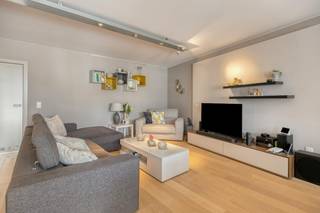 Op zoek naar een instapklaar en energiezuinig appartement te koop in Burcht? Dit appartement op de tweede verdieping combineert een centrale, rustige ligging met hoogwaardig wooncomfort. Dankzij de uitstekende bereikbaarheid nabij scholen, winkels en het openbaar vervoer is dit appartement de ideale koop voor wie zorgeloos wil wonen of slim wil investeren.<br /><br />Indeling van het appartement:<br /><br />- Inkomhal met praktische ingemaakte vestiairekast<br />- Royale leefruimte<br />- Volledig uitgeruste keuken met alle nodige toestellen<br />- Handige berging voor extra opbergruimte en met aansluiting voor wasmachine en droogkast<br />- Twee ruime slaapkamers<br />- Verzorgde badkamer<br />- Twee terrassen, waarvan 1 met zicht op de binnentuin <br />- Afgesloten garagebox (inclusief in de vraagprijs)<br /><br />Troeven en bereikbaarheid:<br /><br />Dit appartement in Burcht op de tweede verdieping onderscheidt zich door een goede energiescore (EPC B), een instapklaar karakter en een doordachte indeling. Met twee terrassen geniet u steeds van een fijne lichtinval en aangename buitenruimte. Bovendien biedt de inbegrepen garagebox het nodige parkeergemak en extra veiligheid. Gelegen in het gezellige centrum van Burcht bevindt u zich op wandelafstand van scholen, winkels en vlot openbaar vervoer, met een snelle verbinding naar belangrijke invalswegen.<br /><br />Bent u overtuigd? Neem vandaag nog contact op voor een bezoek via Dewaele.com<br /><br />Bestuursmaatregelen in het maatregelenregister: nee