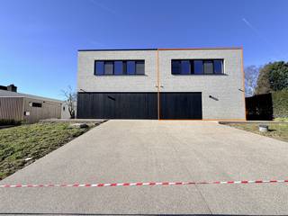 Deze ruime, recente halfopenwoning met drie slaapkamers en gezellige tuin is gelegen vlakbij het centrum van Tielt, op wandelafstand van...