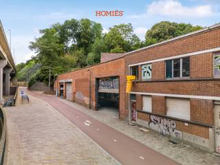 Deze indrukwekkende <strong><span>stockageruimte van 2.000 m²</span></strong> is gunstig gelegen aan de vaart en biedt bedrijven alle ruimte die ze nodig hebben voor opslag en logistiek. Dankzij de royale oppervlakte kan de site flexibel ingezet worden voor uiteenlopende doeleinden, van bulkopslag tot distributie. De ligging aan de vaart zorgt voor een vlotte bereikbaarheid, met voldoende manoeuvreerruimte voor vrachtverkeer en makkelijke verbindingen naar de belangrijkste invalswegen. De maandelijkse huurprijs bedraagt <strong><span>€8300.</span> </strong>Nutvoorzieningen op eigen naam. Onroerende voorheffing ten laste van de huurder. Het pand is onmiddellijk beschikbaar, voor een huurperiode van 2 jaar. Een opslagruimte van deze omvang en strategische ligging komt zelden op de markt. <strong><span>Contacteer ons</span></strong> voor meer informatie of een bezichtiging: 016/22.82.22 of info@homies.be. <strong><span>HOMIÉS, an Eye for Immo!</span></strong><br /> 