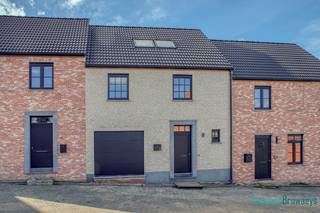 Deze goed georiënteerde nieuwbouwwoning is gelegen in Michelbeke en afgewerkt met uiterst duurzame materialen. Deze omvat een inkomhal,...