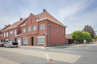 Deze te renoveren woning geniet van een uiterst rustige ligging, met bovendien meer dan voldoende parkeergelegenheid. Op wandelafstand bevindt zich het bruisende centrum van Izegem, waardoor je het beste van twee werelden ervaart: rust én nabijheid van alle voorzieningen.<br /><br />Met een bewoonbare oppervlakte van 199 m² en halfopen karakter biedt deze woning bijzonder veel potentieel. Momenteel zijn er 4 slaapkamers aanwezig maar op zolder kunnen er (mits voorzien van vaste trap) extra kamers bij voorzien worden.<br /><br />De tuin is één van de absolute pluspunten (totale perceeloppervlakte 409 m²). Je vertoeft hier in een ware oase van groen en hebt achteraan nog een te vernieuwen garage.<br /><br />BELANGRIJK: mits het voorzien van dakisolatie én een nieuwe verwarmingsketel kan een EPC-label D voorzien worden. <br /><br />Renovatieplicht van toepassing.  <br /><br /> 