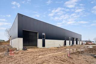 Nieuwbouw KMO-unit van 173 m² met privatieve ruime parkeerplaats te huur. Fenomenaal gelegen aan de rand van Brussel te ZELLIK, nabij de bedrijvige...