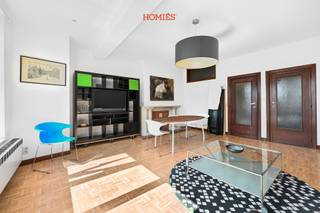 Op een absolute topligging aan het Rector De Somerplein bevindt zich dit aangenaam en instapklaar appartement op de vierde verdieping. De woonst werd recent opgefrist en beschikt over twee slaapkamers, een leef- en eetruimte, een afzonderlijk toilet en een vernieuwde badkamer alsook vernieuwde keuken. Het appartement is bereikbaar via een lift en geniet van een prachtig, open uitzicht op het Stadhuis van Leuven, de Sint-Pieterskerk én de Bondgenotenlaan. Deze centrale ligging combineert stedelijke dynamiek met een uitzonderlijk zicht op enkele van de mooiste historische gebouwen van de stad. Qua bereikbaarheid scoort dit appartement uitstekend: het station van Leuven ligt op wandelafstand (ongeveer 10 minuten) en bushaltes bevinden zich vlak voor het gebouw. Daarnaast zijn winkels, horeca en andere faciliteiten onmiddellijk toegankelijk. De huurprijs bedraagt €1.400 per maand, aangevuld met €130 gemeenschappelijke kosten. Nutsvoorzieningen (gas en elektriciteit) dienen door de huurder zelf te worden afgesloten. Een ideale woonst voor wie comfortabel wil wonen in het bruisende centrum van Leuven. Contacteer ons voor meer informatie of om een bezoek in te plannen via info@homies.be