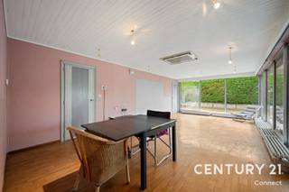 <p><strong>Te renoveren bungalow met ruime tuin en visvijver in Roosbeek (Boutersem)</strong></p><p>In een rustige, groene omgeving in Roosbeek, een aangename deelgemeente van Boutersem, bevindt zich deze op te frissen bungalow op een perceel van maar liefst 10a 24ca . Dankzij de omliggende natuur geniet u hier van optimale privacy en een heerlijk gevoel van rust.</p><p>De woning beschikt over een bewoonbare oppervlakte van 94 m² en omvat 3 slaapkamers, 1 badkamer, wasplaats; leefruimte en keuken. Verwarming gebeurt op propaangas. In tuin vind je een visvijver en heb je tal van mogelijkheden voor tuinliefhebbers. Daarnaast zijn er op het perceel 2 vrijstaande garages, een carport en een oude folieserre aanwezig.</p><p>De ligging combineert landelijk wonen met een uitstekende bereikbaarheid. Leuven en Tienen bevinden zich op korte afstand en via de nabijgelegen E40 bereikt u vlot Brussel en Luik.</p><p>Extra interessant: volgens de gemeente Boutersem komt het perceel in aanmerking voor herbebouwing. Een eventuele nieuwbouw dient aan de straatzijde te worden ingeplant, conform de geldende stedenbouwkundige voorschriften.</p><p>Een eigendom met potentieel voor wie ruimte, groen en privacy weet te waarderen!</p><p>EPC: 1066 kWh/m² - UC:3854953 - label F<br />Wg-Ag-Gvkr-Gvv</p>
